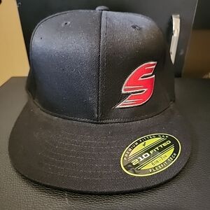 Synergy Flexfit Fitted Hat Black And Red 6 7/8- 7 1/4 Excellent Condition